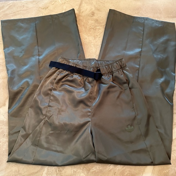 🌟🌟HOST PICK🌟🌟. ADIDAS WIND PANT XSM NWOT. GREEN COLOR - Picture 1 of 9